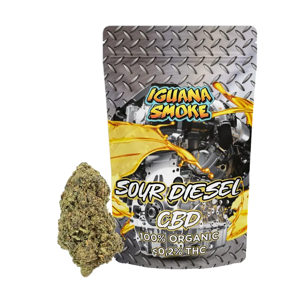 Bolsa de Sour Diesel CBD de Iguana Smoke con diseño de motor y salpicaduras amarillas, junto a un cogollo sobre fondo negro.