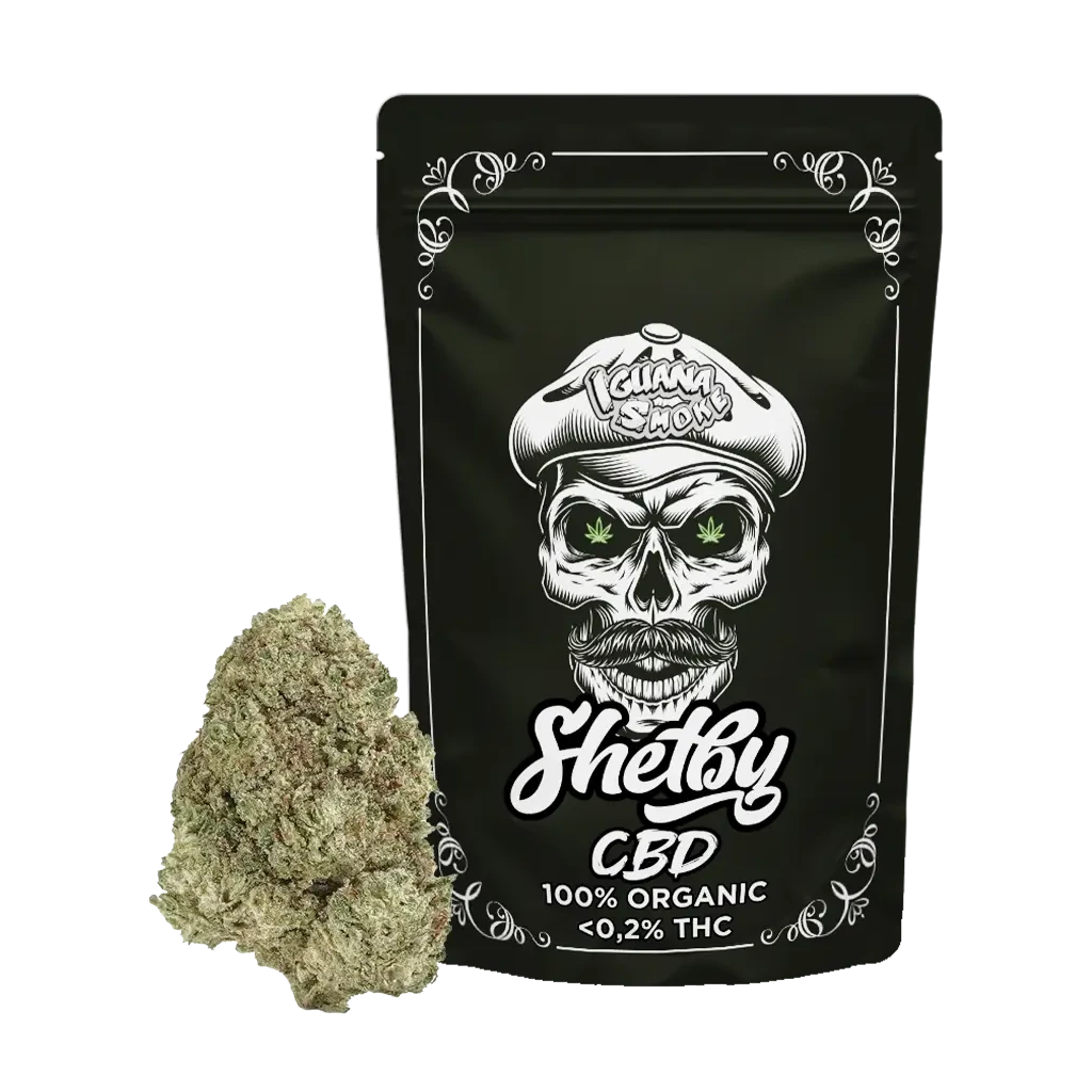 Bolsa negra Shelby CBD de Iguana Smoke con calavera con gorra y bigote, junto a un cogollo sobre fondo negro.