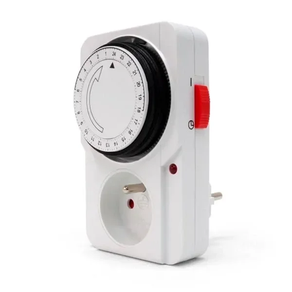 Temporizador analógico Pure Factory blanco, con dial horario circular, toma frontal e interruptor lateral rojo, visto en perspectiva.