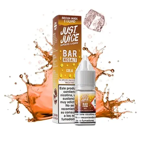Frasco de Just Juice Bar Nic Salt Cola junto a su caja, con tapón blanco, advertencias y un fondo de salpicaduras y hielo.