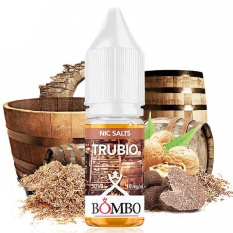 Frasco Trubio Bombo Nic Salts con tapón blanco y líquido ámbar, rodeado de barriles, hojas, nueces y elementos marrones.