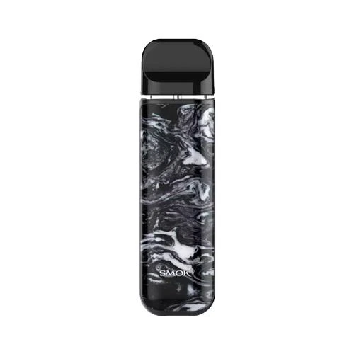 Smok Novo 2 Pod Kit Resin Streak en vista frontal, con boquilla negra y cuerpo de dibujo veteado en blanco y negro sobre fondo blanco.