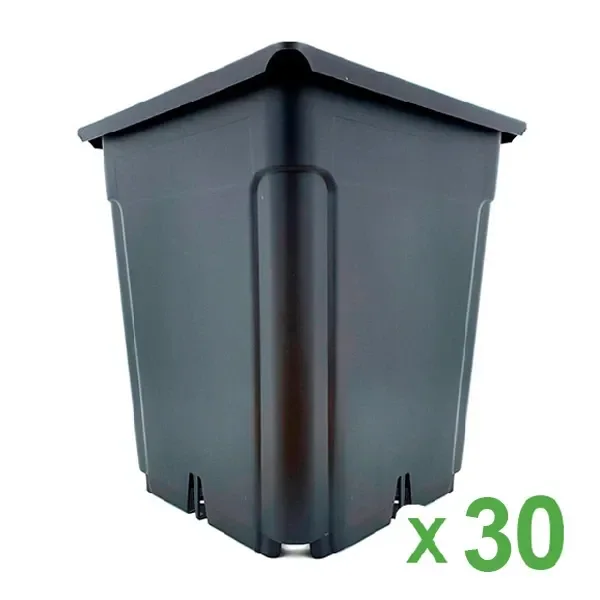 Maceta cuadrada negra Easy Garden vista en perspectiva, con borde superior ancho, nervaduras laterales y aberturas en la base; rótulo x30. Maceta cuadrada negra Easy Garden vista en perspectiva, con borde superior ancho, nervaduras laterales y aberturas en la base; rótulo x30.