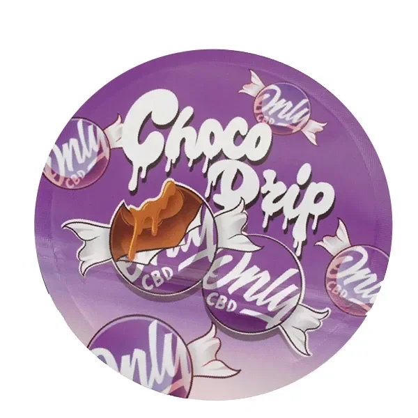 Etiqueta circular morada de OnlyCBD Choco Drip, con letras blancas y dibujos de caramelos envueltos y chocolate.