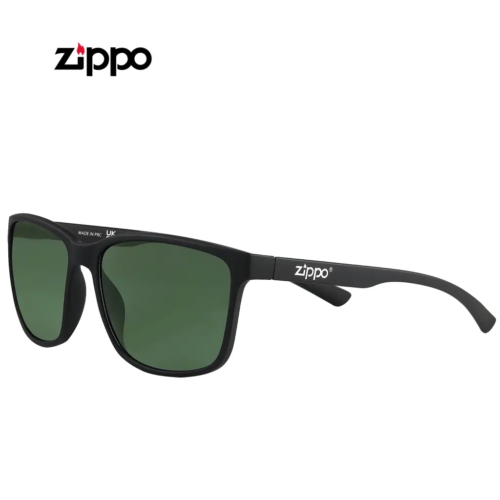 Gafas de sol Zippo OB224-4 con montura negra, lentes verdes y logotipo blanco en la patilla, vistas en perspectiva sobre fondo blanco.