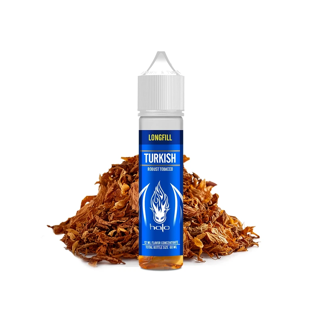 Botella Halo Turkish Tobacco Longfill de 12 ml con etiqueta azul y tapón blanco, delante de un montón de tabaco sobre fondo blanco.