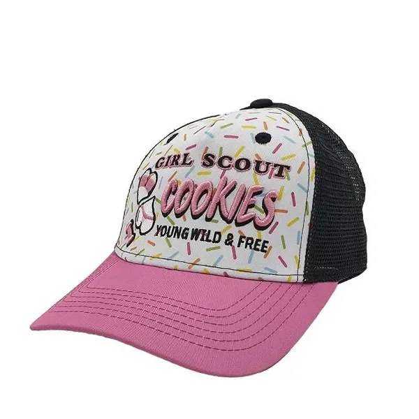 Gorra Girl Scout Cookies con visera rosa, malla negra y frontal blanco decorado con trazos de colores y letras bordadas.