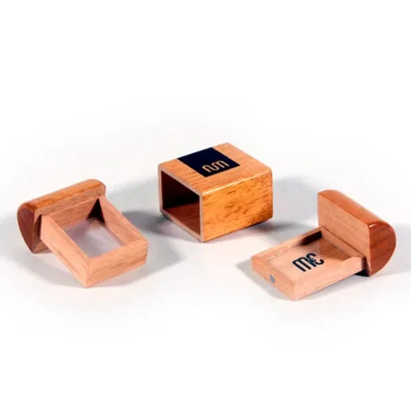 Caja FUM Pocket Natural de madera, mostrada desmontada con carcasa rectangular hueca y piezas extraíbles sobre fondo blanco.