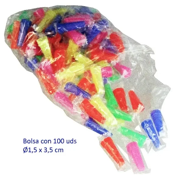 Bolsa transparente con boquillas de colores surtidos, varias de ellas extendidas hacia la abertura, sobre fondo blanco. Bolsa transparente con boquillas de colores surtidos, varias de ellas extendidas hacia la abertura, sobre fondo blanco.