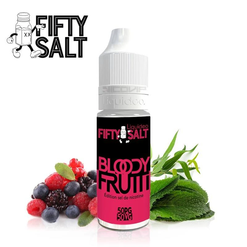 Bote de Bloody Frutti Fifty Salt con tapón blanco y etiqueta negra y rosa, acompañado de frutos rojos, bayas y hojas verdes.