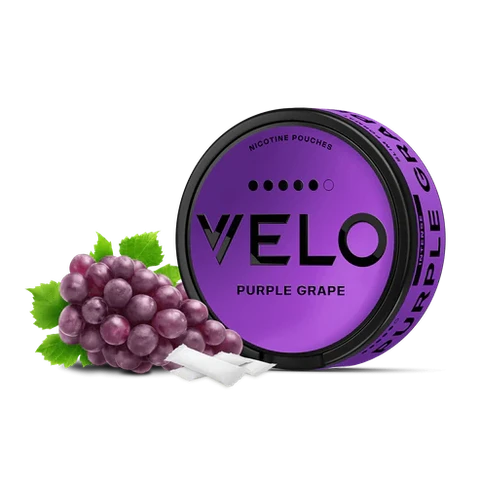 Envase redondo violeta de VELO Purple Grape con un racimo de uvas y bolsas blancas delante, sobre fondo negro.