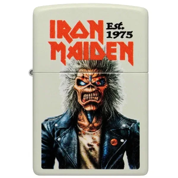 Encendedor Zippo claro con el nombre Iron Maiden en rojo, el texto Est. 1975 y una figura de rostro esquelético con chaqueta negra.