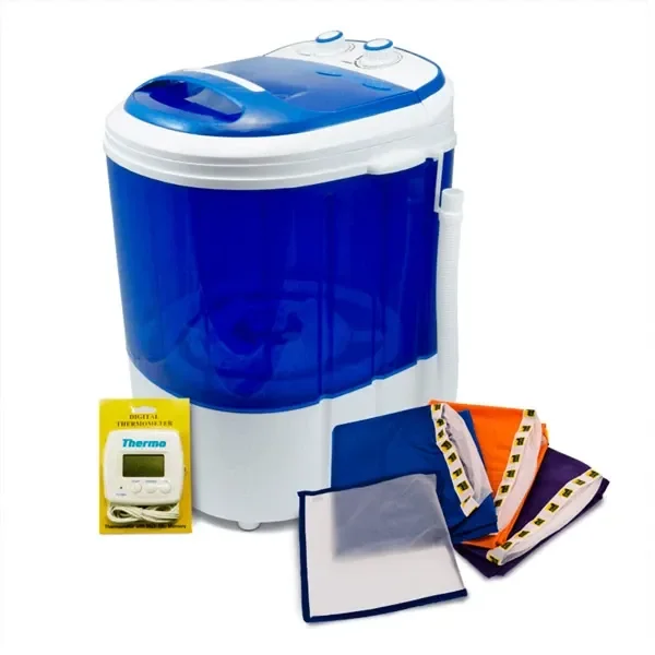Lavadora Pure Factory Icer azul y blanca con mandos superiores y tubo lateral, junto a varias mallas y un termómetro digital. Lavadora Pure Factory Icer azul y blanca con mandos superiores y tubo lateral, junto a varias mallas y un termómetro digital.