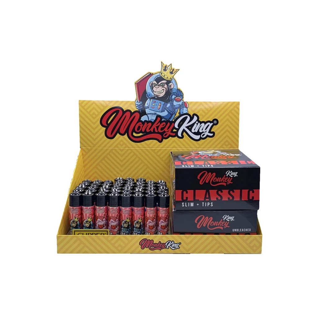 Expositor amarillo Monkey King con varios encendedores rojos y cajas negras de papel Classic Slim con tips, sobre fondo blanco. Expositor amarillo Monkey King con varios encendedores rojos y cajas negras de papel Classic Slim con tips, sobre fondo blanco.