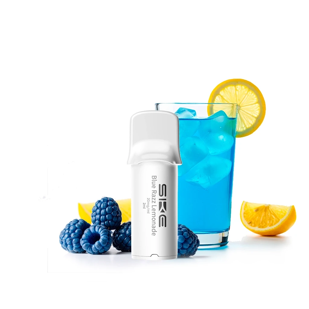 Pod blanco SKE Blue Razz Lemonade junto a un vaso de bebida azul con hielo, frambuesas azules y rodajas de limón.