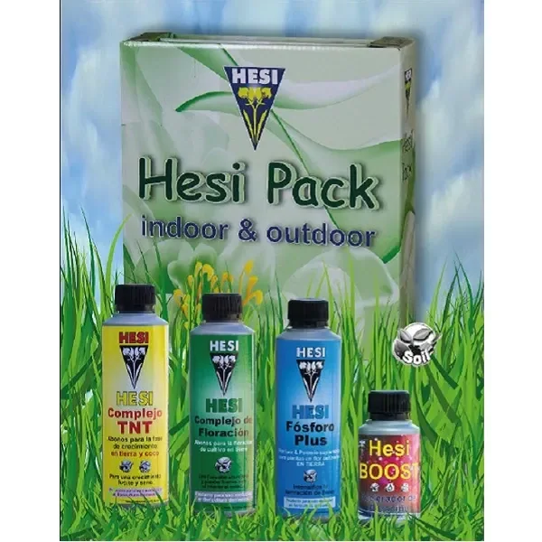Hesi Pack Indoor-Outdoor con caja verde y frascos de Complejo TNT, Complejo de Floración, Fósforo Plus y Boost sobre un fondo de hierba. Hesi Pack Indoor-Outdoor con caja verde y frascos de Complejo TNT, Complejo de Floración, Fósforo Plus y Boost sobre un fondo de hierba.