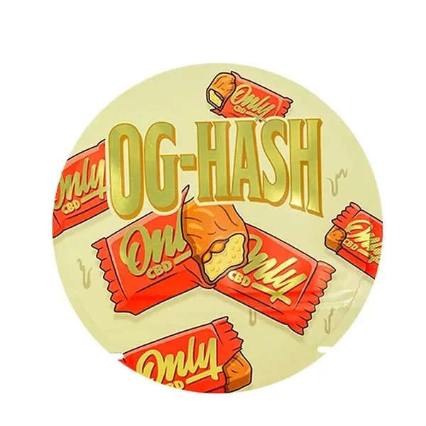 Diseño circular de OnlyCBD OG Hash en amarillo claro, con letras grandes e ilustraciones de envoltorios rojos y barritas abiertas.