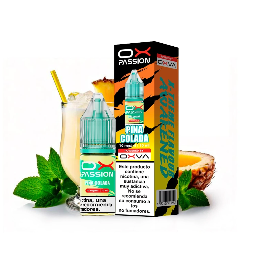 Frasco y caja de Oxva Ox Passion Piña Colada, con etiqueta verde y advertencia de nicotina, junto a una copa, piña y hojas verdes.