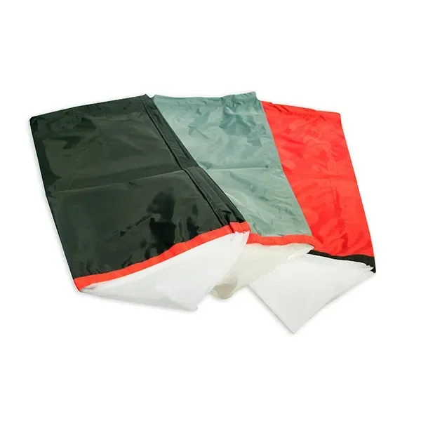 Selección de bolsas de filtrado extendidas en tonos oscuro, gris verdoso y rojo, con fondos blancos de malla visibles. Selección de bolsas de filtrado extendidas en tonos oscuro, gris verdoso y rojo, con fondos blancos de malla visibles.