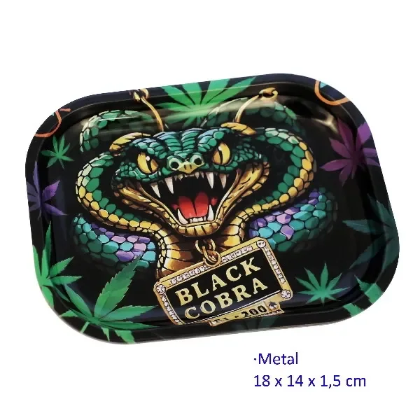 Bandeja para liar Black Cobra de 18 × 14 cm, con una cobra de colmillos expuestos, hojas multicolores y un letrero sobre fondo negro.