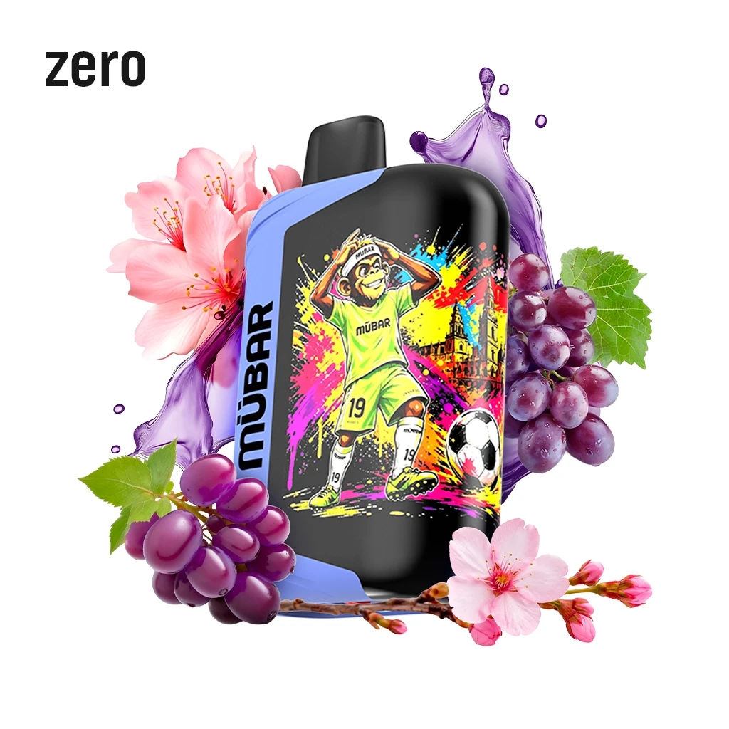 Vaper Mübar Sakura Grape negro y azul con un mono futbolista ilustrado, rodeado de uvas, flores rosas y salpicaduras moradas; texto «zero».