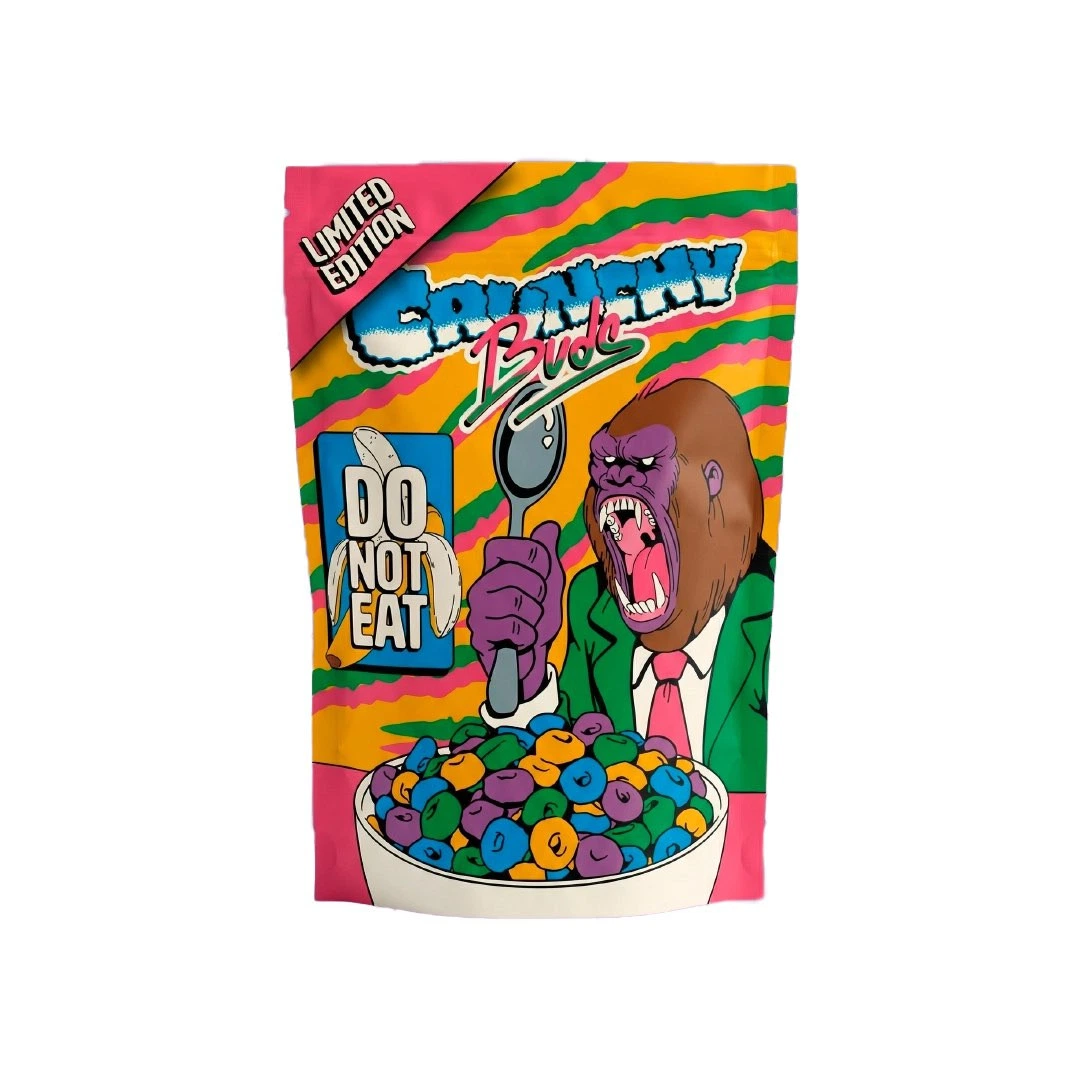 Bolsa de Crunchy Buds Yellow Riot con franjas de colores y un gorila dibujado sosteniendo una cuchara ante un cuenco de cereales.