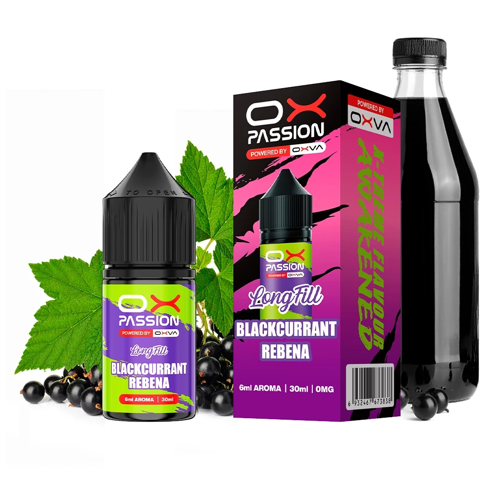 Frasco y caja de Ox Passion Blackcurrant Rebena, con etiquetas verdes y moradas, grosellas negras y una botella oscura al fondo.