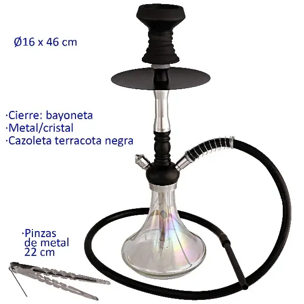 Shisha negra y plateada de 46 cm con base de cristal transparente, manguera negra, plato circular y pinzas metálicas al lado.