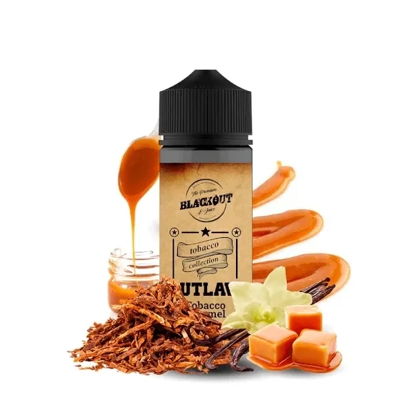 Bote Blackout Outlaw Tobacco Caramel con tapón negro, rodeado de tabaco picado, caramelos, vainas y una flor clara sobre fondo blanco.