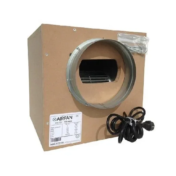 Caja de extracción Airfan de paneles marrones, con boca circular metálica, ventilador visible en el interior y cable con enchufe.