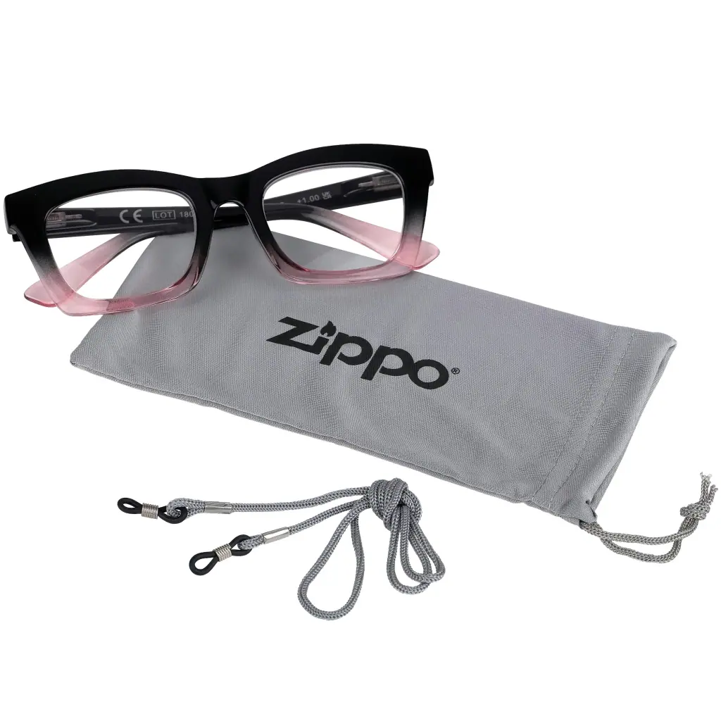 Funda gris con logotipo Zippo junto a unas gafas de montura negra y rosa y un cordón gris con enganches.
