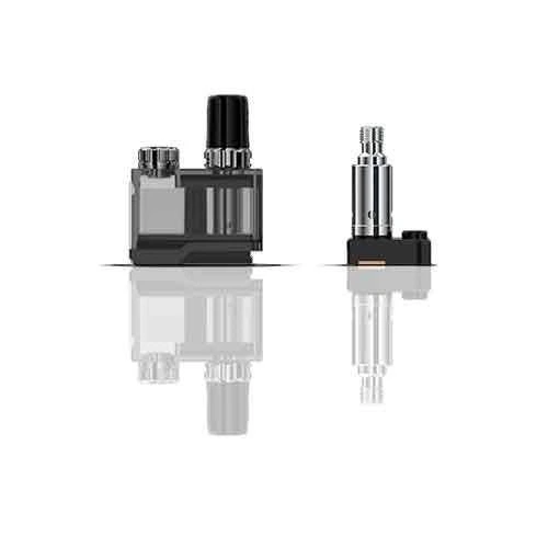Pod Lost Vape Orion Plus con depósito translúcido y boquilla negra, junto a una pieza separada con cilindro metálico sobre base negra.