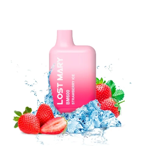 Vapeador rosa Lost Mary BM600 Strawberry Ice, rodeado de fresas enteras y cortadas, cubitos de hielo y salpicaduras sobre fondo blanco.