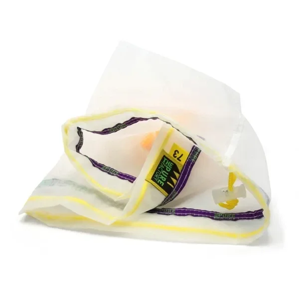 Bolsa de extracción de malla Pure Factory plegada, con ribetes amarillos, cintas moradas y etiqueta de 73 micras sobre fondo blanco. Bolsa de extracción de malla Pure Factory plegada, con ribetes amarillos, cintas moradas y etiqueta de 73 micras sobre fondo blanco.