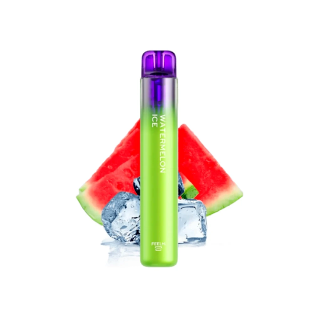 Vozol Neon Watermelon Ice verde con boquilla morada y texto vertical, delante de rodajas de sandía y cubitos de hielo. Vozol Neon Watermelon Ice verde con boquilla morada y texto vertical, delante de rodajas de sandía y cubitos de hielo.