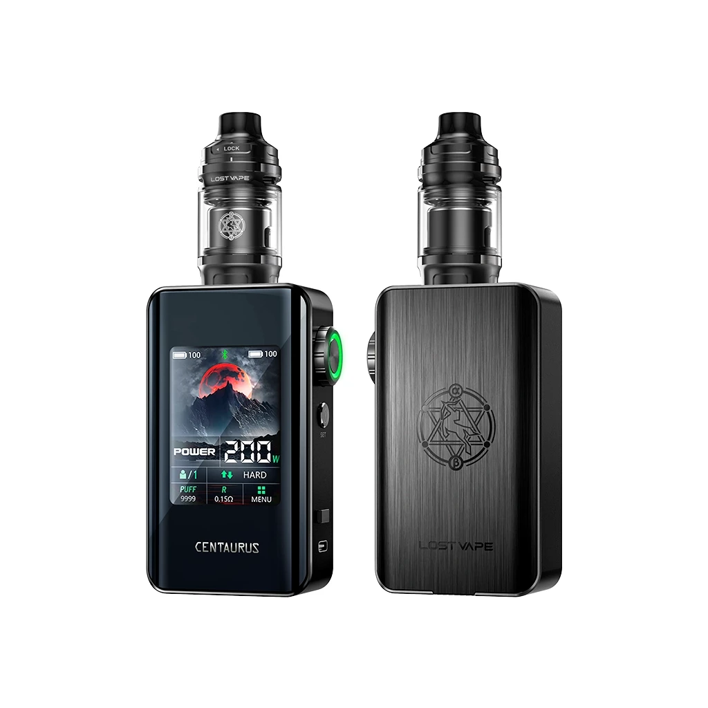 Lost Vape Centaurus BT200 Kit visto por delante y por detrás, con depósito superior, pantalla que indica 200 W y panel negro con emblema. Lost Vape Centaurus BT200 Kit visto por delante y por detrás, con depósito superior, pantalla que indica 200 W y panel negro con emblema.
