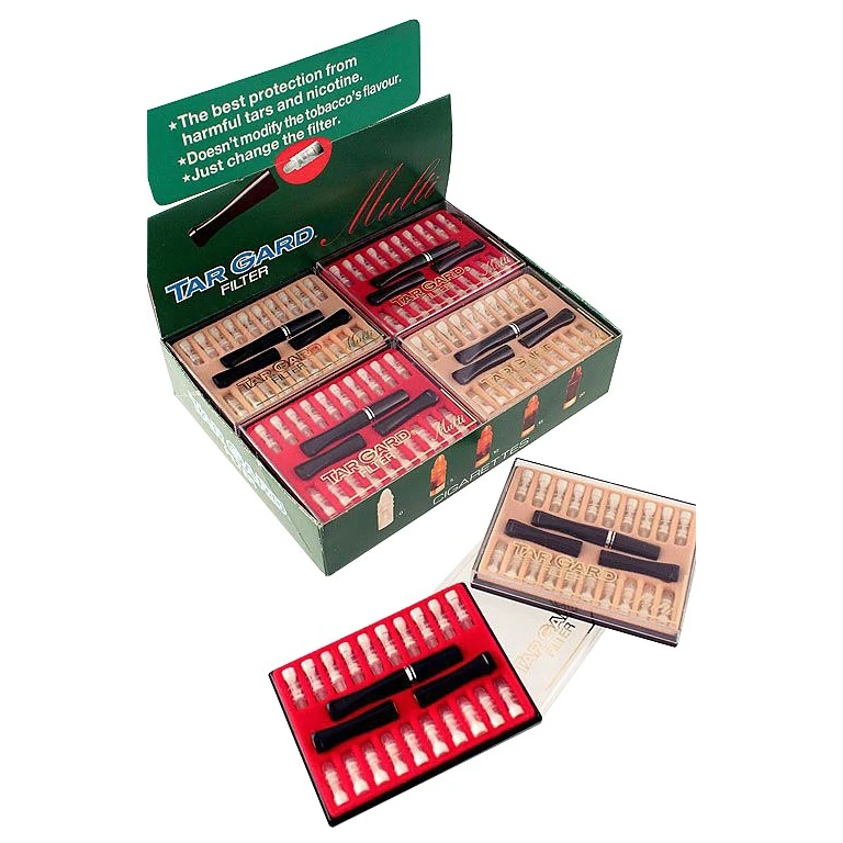 Expositor Tar Gard Multi con estuches de fondo rojo y beige, boquillas negras y varios filtros claros; algunos estuches aparecen fuera.