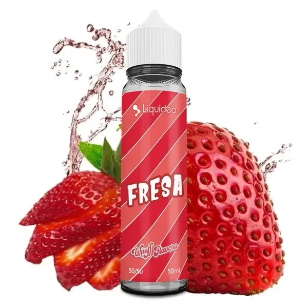 Botella Liquideo Wpuff Flavors con etiqueta roja «Fresa» y marca de 50 ml, rodeada de fresas enteras, cortadas y una salpicadura.