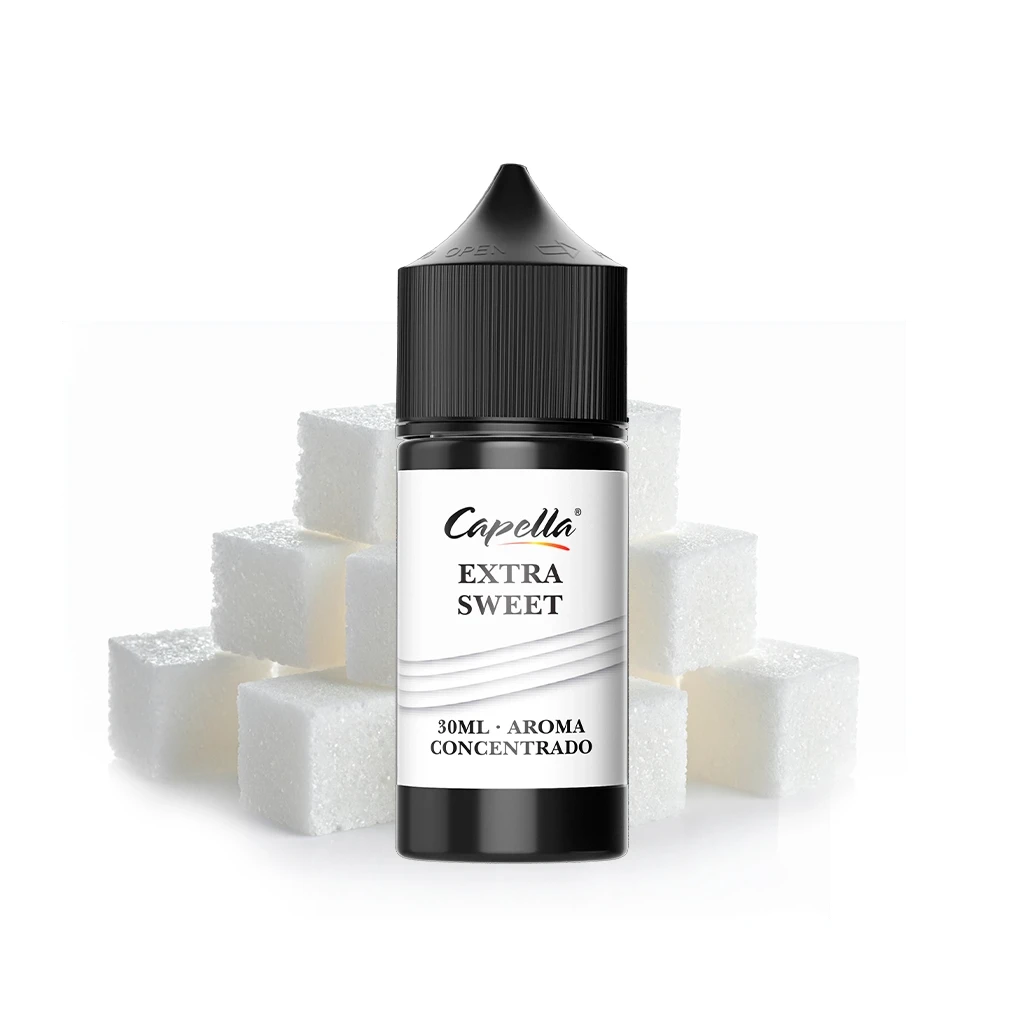 Frasco de Extra Sweet de Capella con tapón negro y etiqueta de aroma concentrado de 30 ml, ante varios terrones de azúcar.