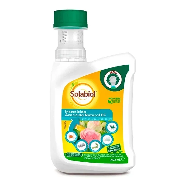 Envase blanco de Solabiol de 250 ml con tapón verde, dosificador graduado y etiqueta de insecticida acaricida Natural EC.