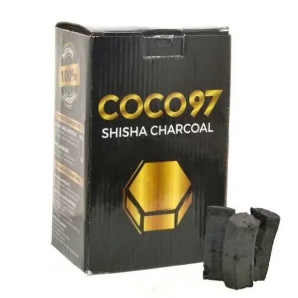 Caja negra de carbón para shisha COCO97 con letras doradas y varias piezas oscuras de carbón delante, sobre fondo blanco. Caja negra de carbón para shisha COCO97 con letras doradas y varias piezas oscuras de carbón delante, sobre fondo blanco.