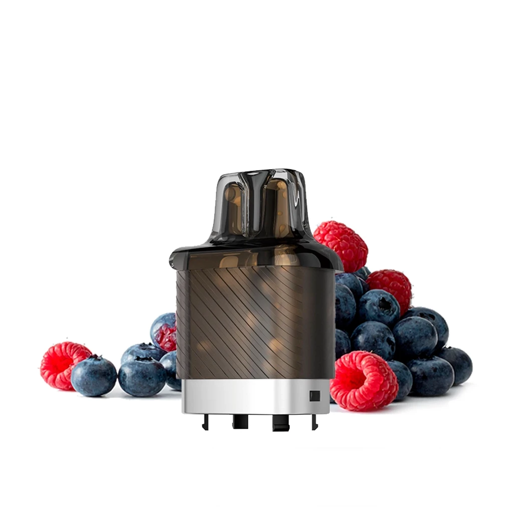 Pod Vista Plug Blueberry Sour Raspberry de Vozol, oscuro y con base plateada, delante de arándanos y frambuesas.