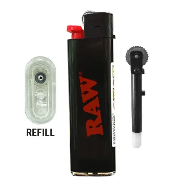 Mechero RAW negro con logotipo rojo, acompañado de una vista de la base de recarga y del mecanismo de rueda extraído sobre fondo blanco. Mechero RAW negro con logotipo rojo, acompañado de una vista de la base de recarga y del mecanismo de rueda extraído sobre fondo blanco.