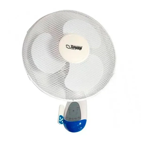 Ventilador de pared Typhoon blanco con rejilla circular, aspas claras, panel de controles y base azul, acompañado de un mando.