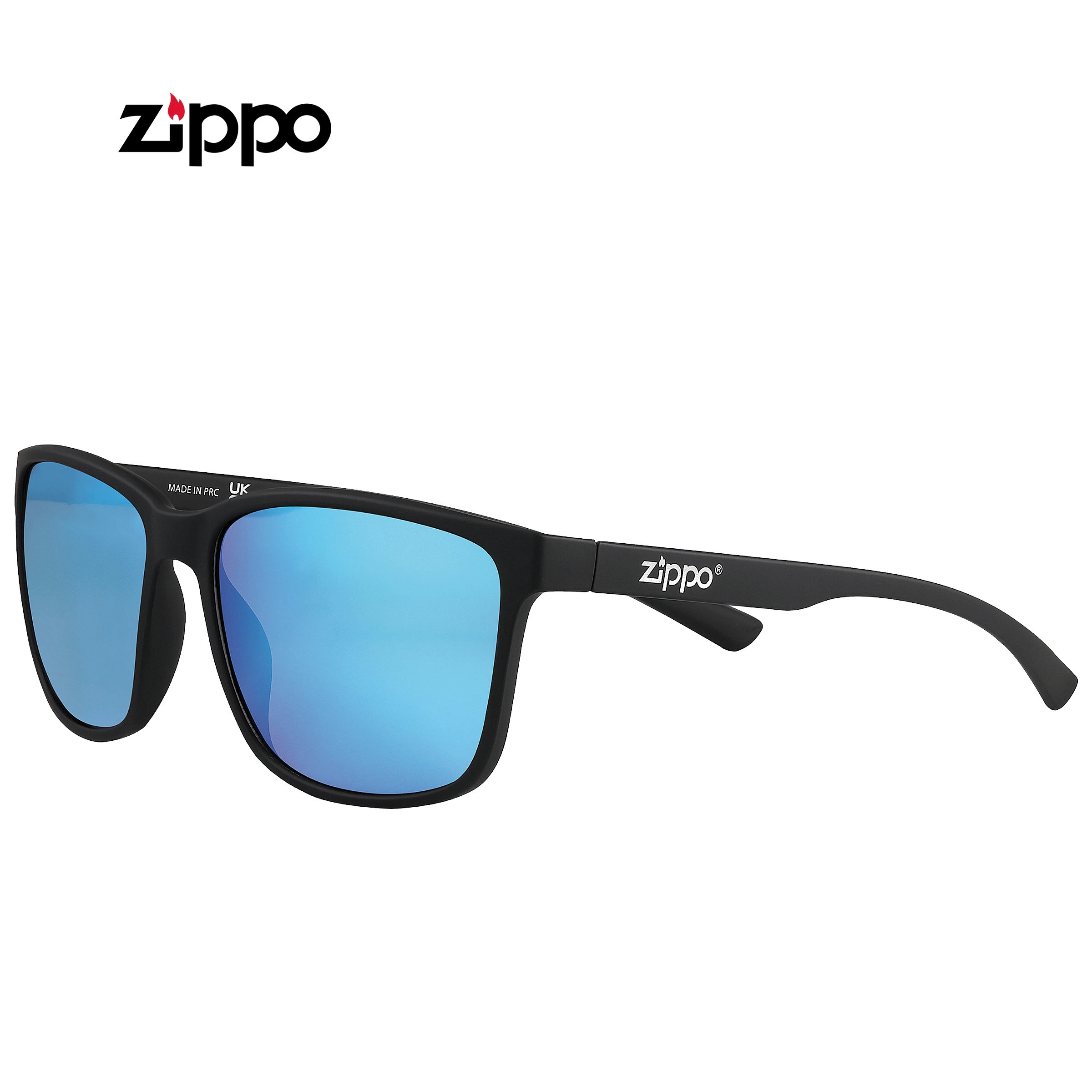 Gafas de sol OB224-3 Zippo en vista oblicua, con montura negra, lentes de reflejo azul y logotipo blanco en la patilla.