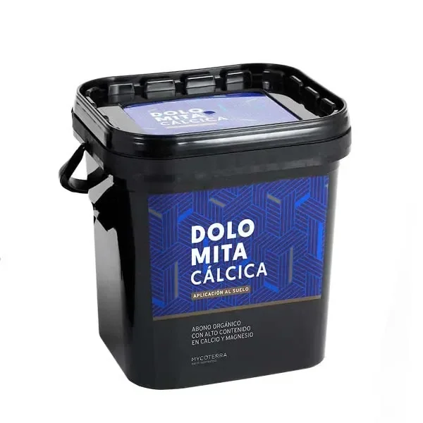Cubo negro con tapa y asa de dolomita Mycoterra, con etiqueta azul que indica «Dolomita cálcica» y aplicación al suelo.