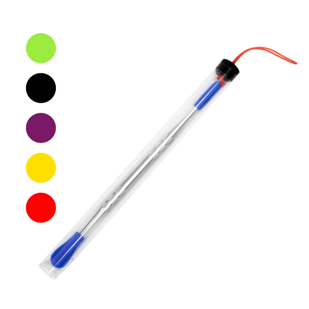 Dabber de Easy Garden Smokers en un estuche tubular transparente con extremos azules, tapón negro y cordón rojo, junto a muestras de colores. Dabber de Easy Garden Smokers en un estuche tubular transparente con extremos azules, tapón negro y cordón rojo, junto a muestras de colores.