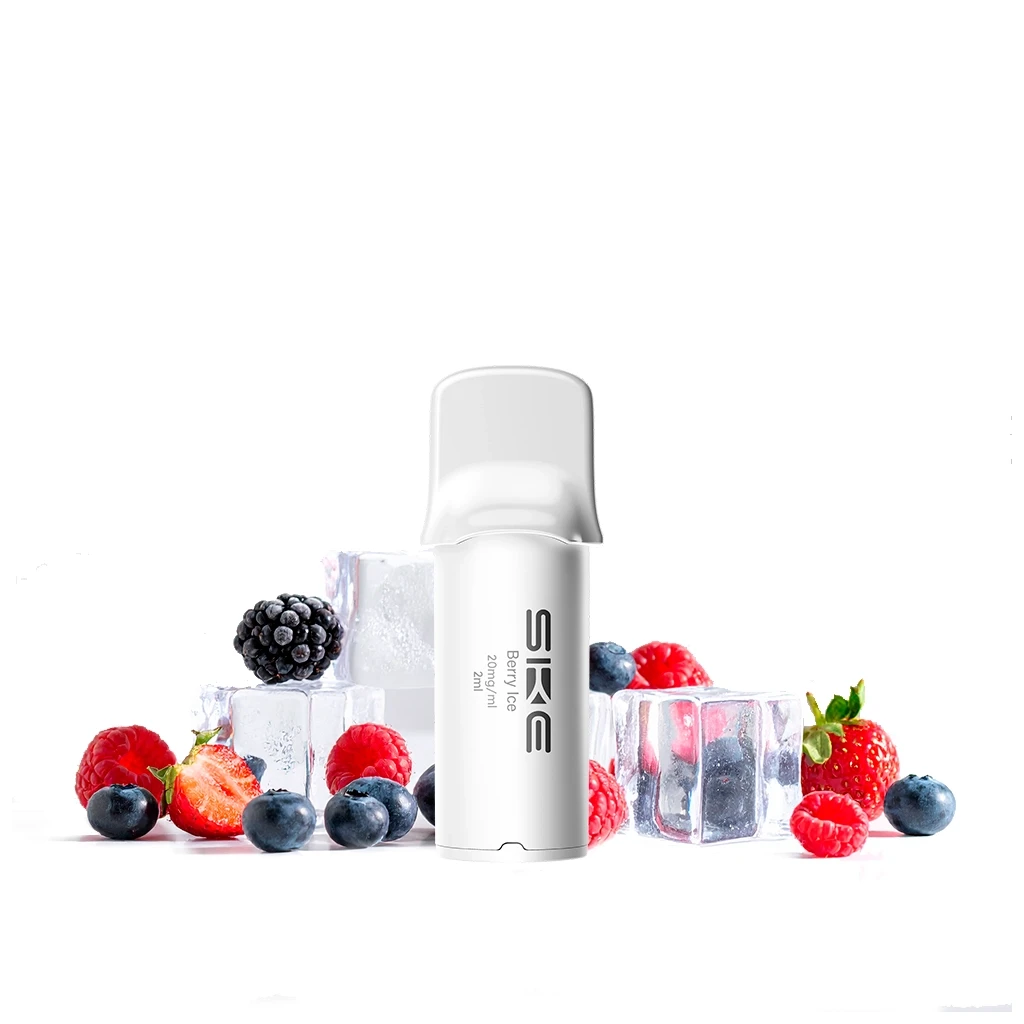 Pod SKE Berry Ice blanco en posición vertical, rodeado de cubitos de hielo, fresas, frambuesas, arándanos y una mora sobre fondo blanco. Pod SKE Berry Ice blanco en posición vertical, rodeado de cubitos de hielo, fresas, frambuesas, arándanos y una mora sobre fondo blanco.