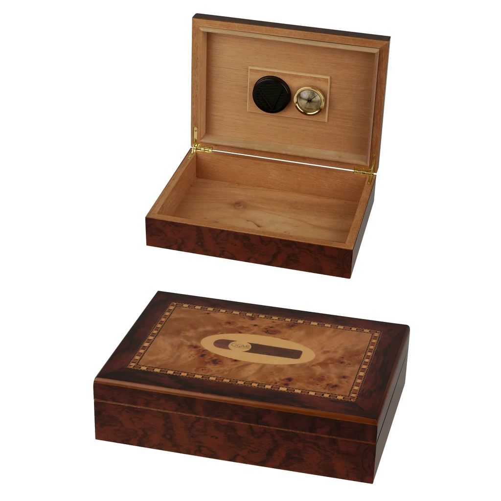 Humidor de acabado marrón veteado, abierto y cerrado; muestra el interior vacío, higrómetro y humidificador en la tapa y motivo de puro. Humidor de acabado marrón veteado, abierto y cerrado; muestra el interior vacío, higrómetro y humidificador en la tapa y motivo de puro.