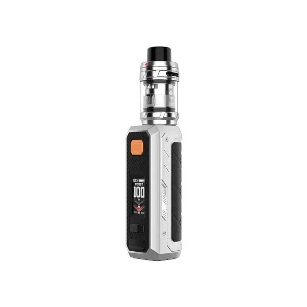 Vaporesso Armour Ultra Kit en vista de tres cuartos, con cuerpo plateado y negro, botón naranja, pantalla y depósito transparente. Vaporesso Armour Ultra Kit en vista de tres cuartos, con cuerpo plateado y negro, botón naranja, pantalla y depósito transparente.